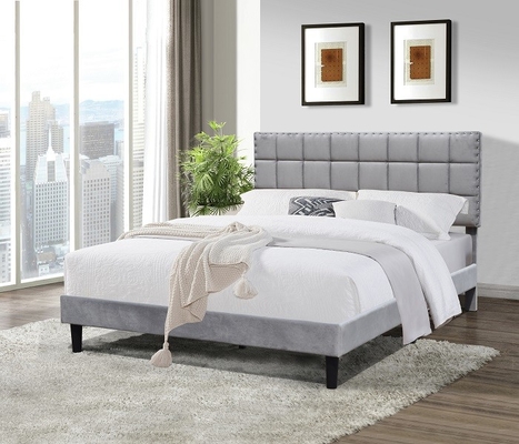 Γκρίζο υφάσματος υψηλό Headboard πλαισίων κρεβατιών βασιλιάδων επικαλυμμένο μέγεθος με τη μικρή σφαίρα μετάλλων